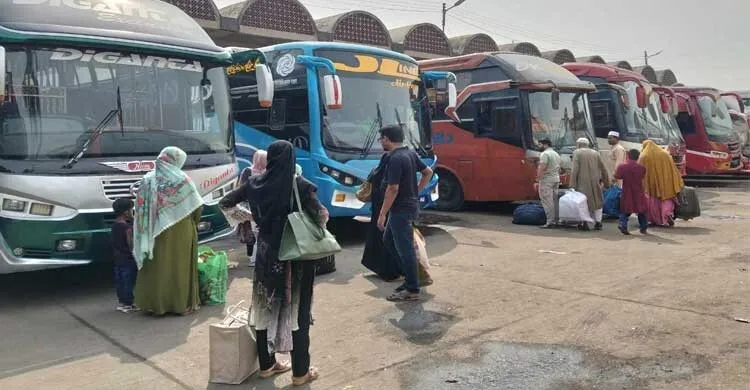 যাত্রী সংকটে বাস, কাউন্টারে পরিবহন শ্রমিকদের হাঁক-ডাক