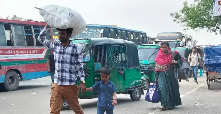 ছুটি শেষে ঢাকায় ফিরছে মানুষ, ফিরতিযাত্রায়ও গুনতে হচ্ছে বাড়তি ভাড়া