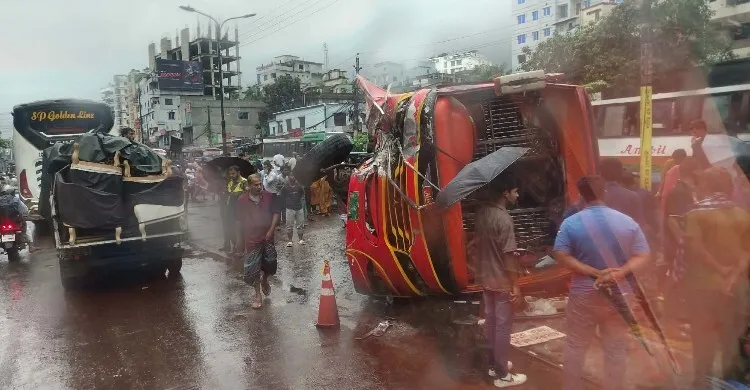 ঢাকায় সাতসকালে সড়কে ঝরলো নারীর প্রাণ