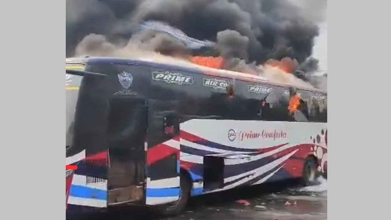 বাস টার্মিনালের পাশে দাঁড়িয়ে থাকা বাসে আগুন