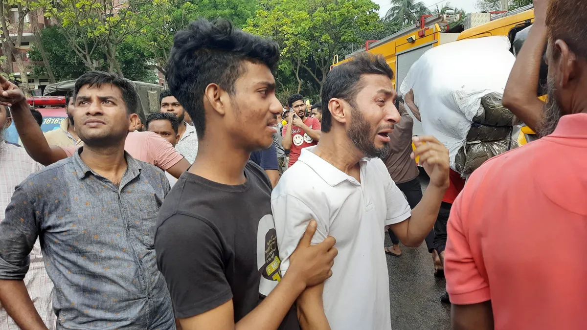 বঙ্গবাজারে স্বপ্ন পুড়ছে, কাঁদছেন ব্যবসায়ীরা