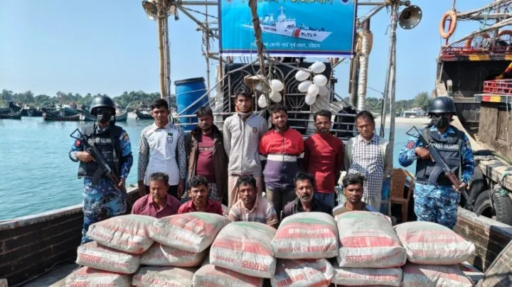 মিয়ানমারে সিমেন্ট পাচারকালে ১১ জনকে ট্রলারসহ আটক