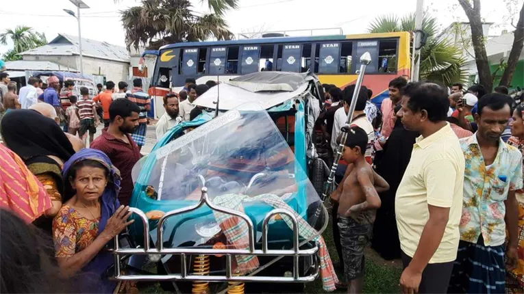 বাস-অটোরিকশার মুখোমুখি সংঘর্ষে নিহত ৩