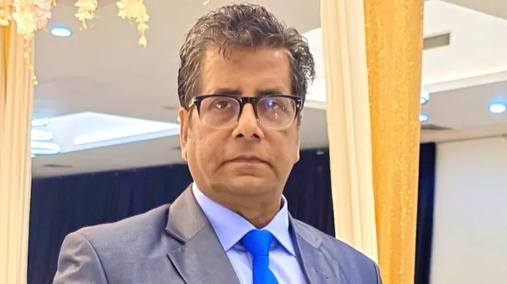 ডিবি কার্যালয়ে সাংবাদিক আনিস আলমগীর