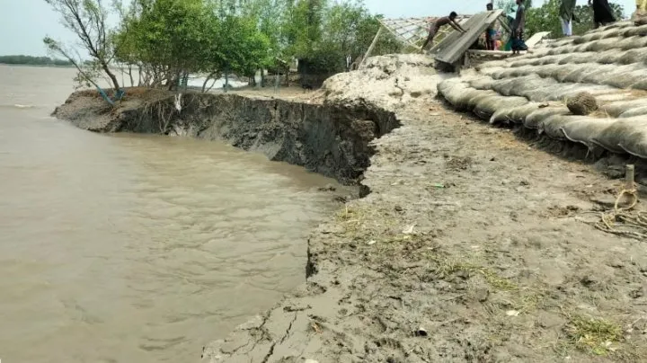 খোলপেটুয়া নদীর বাঁধে ভয়াবহ ভাঙন, আতঙ্কে হাজারো মানুষ
