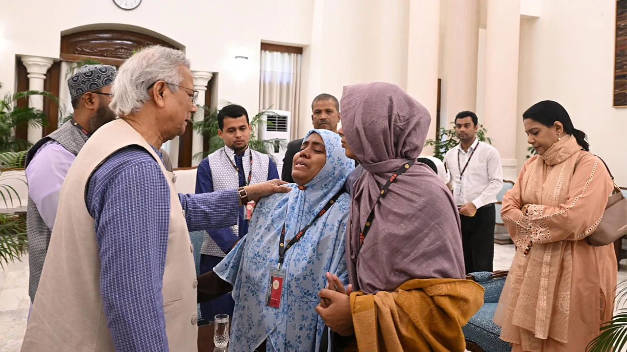 হাদির পরিবারের সঙ্গে প্রধান উপদেষ্টার সাক্ষাৎ, সর্বোত্তম চিকিৎসার আশ্বাস