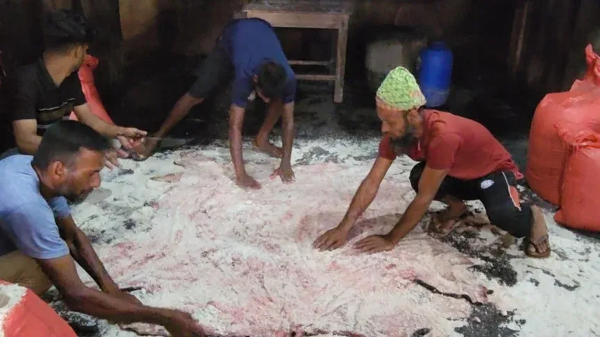 চামড়ার ট্রাকে চাঁদাবাজির অভিযোগ, মূল্য না পেয়ে হতাশ ব্যবসায়ীরা