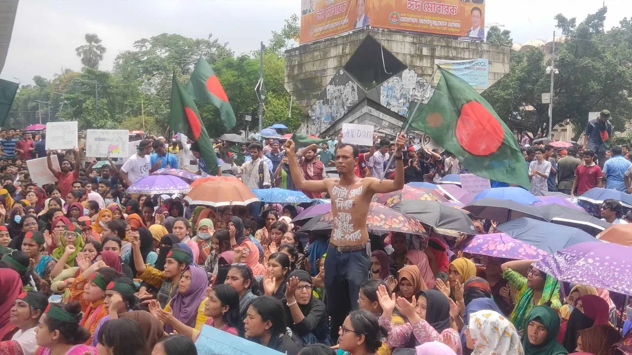 কোটা বাতিলে আজও শাহবাগে শিক্ষার্থীদের অবরোধ, যানচলাচল বন্ধ