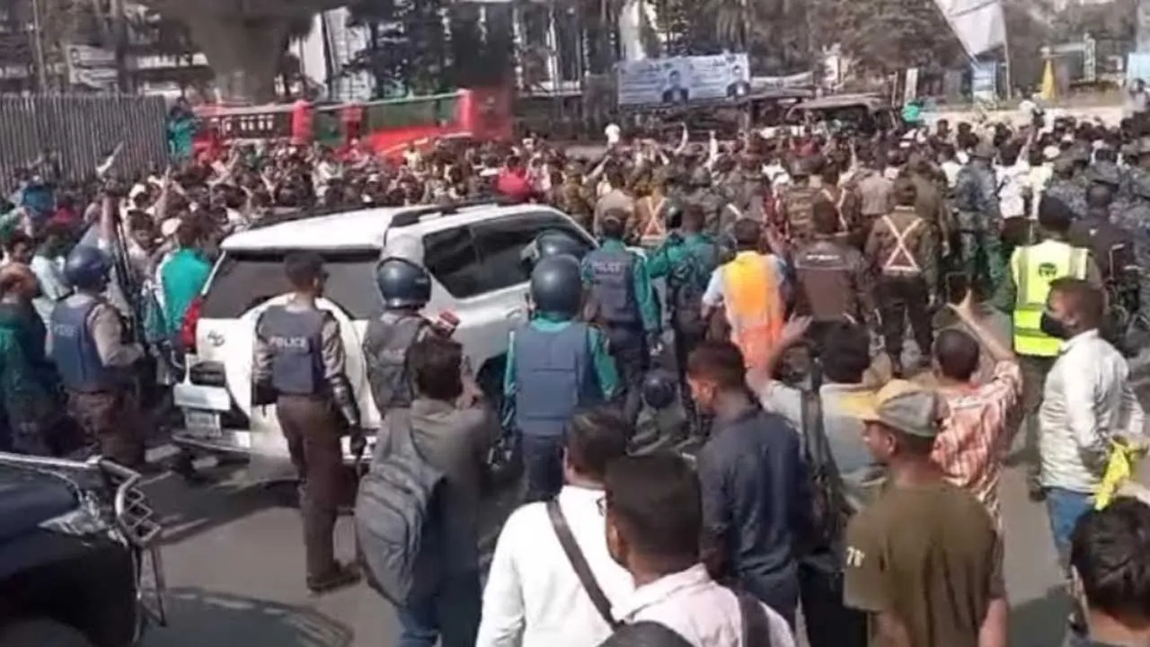 শ্রমিক-কর্মচারীদের তোপের মুখে নৌ উপদেষ্টা