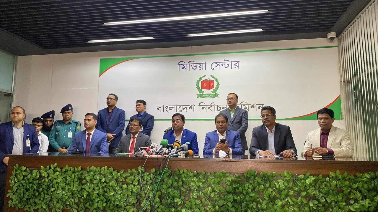 সারা দেশে ভোটের মাঠে টিকে রইলেন ১৮৯৬ জন