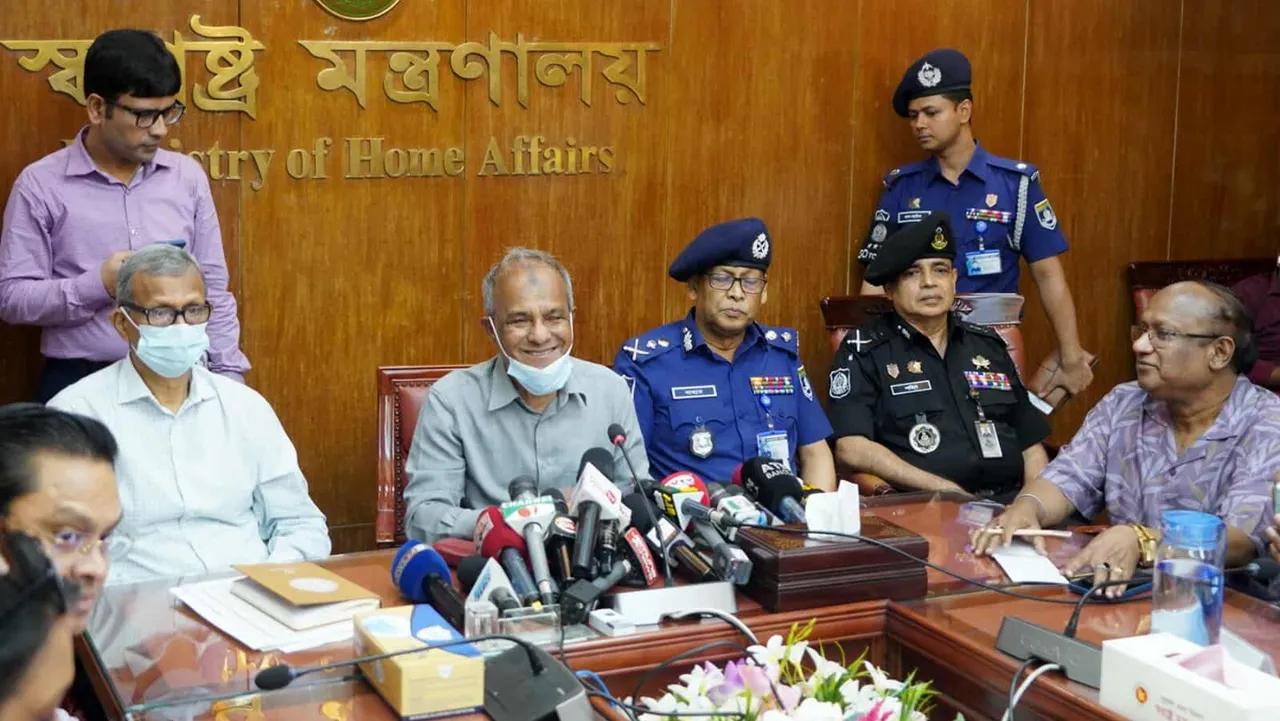 আসিফের অস্ত্র লাইসেন্স নিয়ে স্বরাষ্ট্র উপদেষ্টা যা বললেন