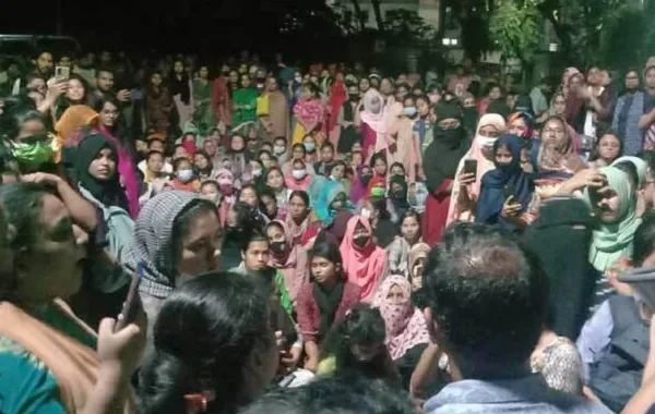 চবি উপাচার্য ভবনের সামনে ছাত্রীদের বিক্ষোভ