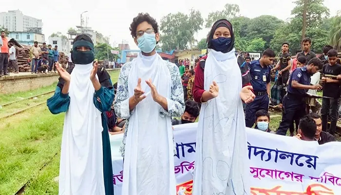 চবিতে দ্বিতীয়বার ভর্তি পরীক্ষার দাবিতে শিক্ষার্থীদের বিক্ষোভ