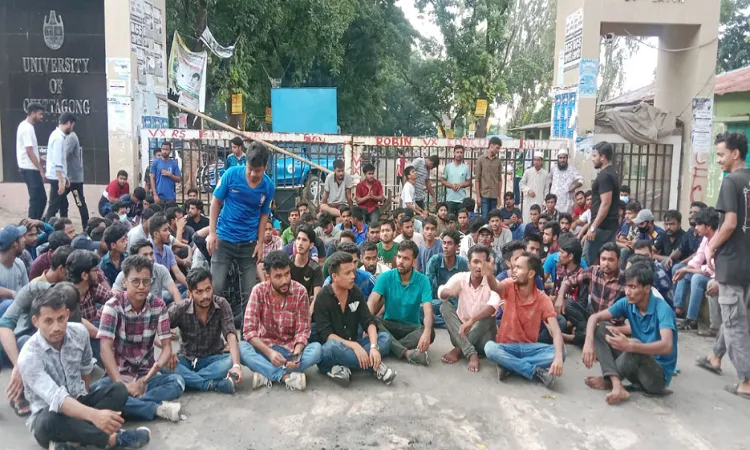 চবির মূল ফটকে তালা দিয়ে ছাত্রলীগের বিক্ষোভ