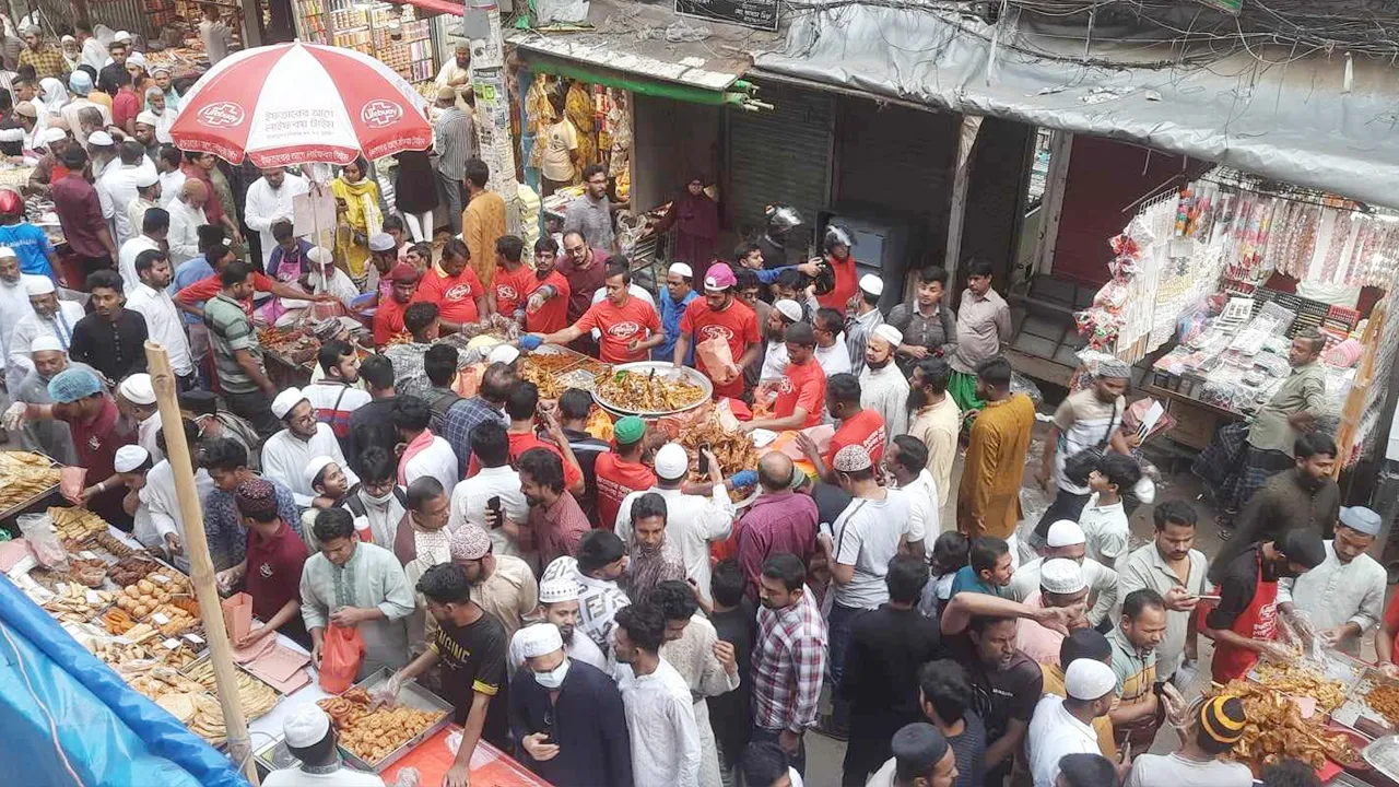 ইফতার বাজারে তিল ধারণের ঠাঁই নেই
