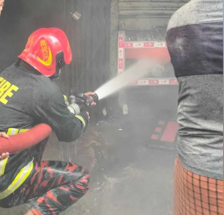 চকবাজারে আগুন, নিয়ন্ত্রণে ফায়ার সার্ভিসের ৬ ইউনিট