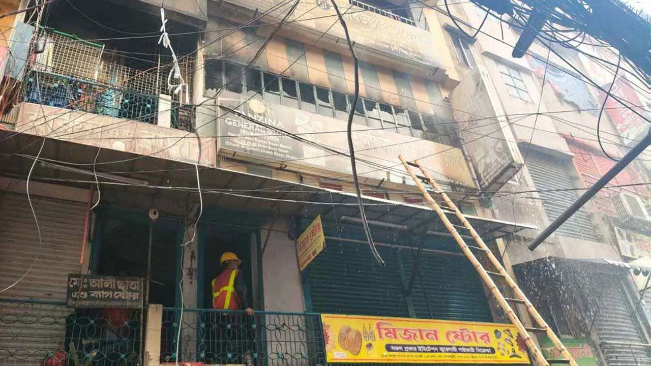 চকবাজারের আশিক টাওয়ারে আগুন, পৌনে ২ ঘণ্টা পর নিয়ন্ত্রণে