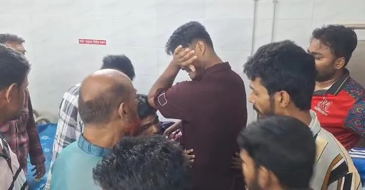 মাঝরাতে রিকশায় বেপরোয়া মোটরসাইকেলের ধাক্কা, নিহত ২