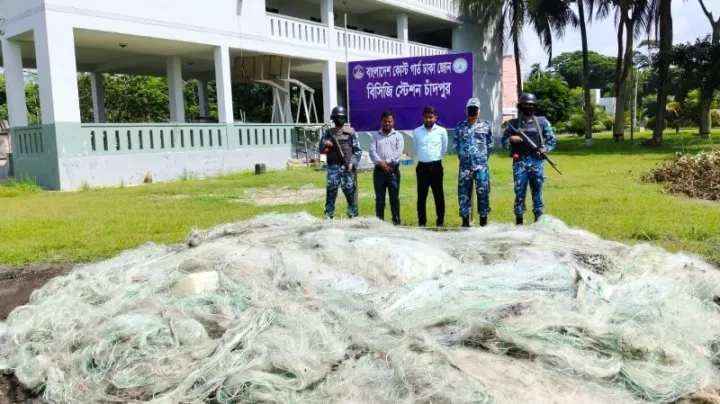 নিষেধাজ্ঞা অমান্য করে মাছ ধরায় ১৭ জেলে আটক