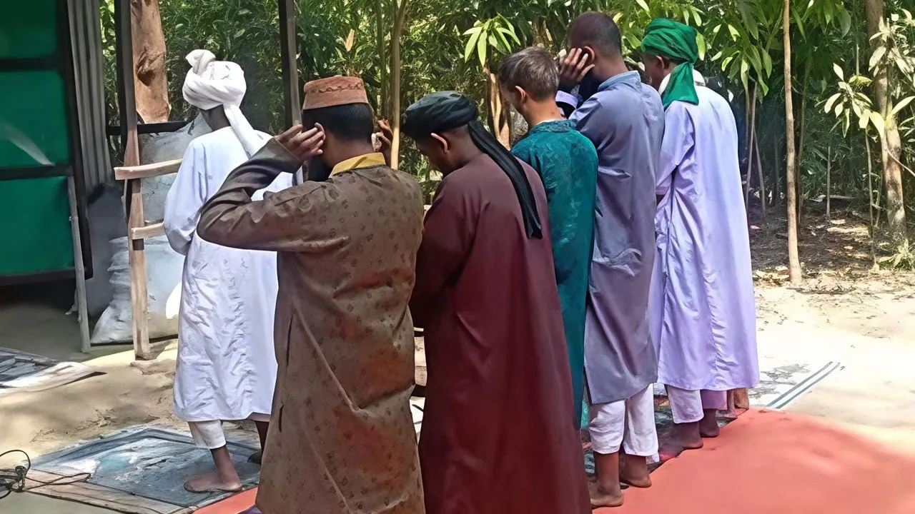 চাঁদপুরে ৬ মুসল্লিকে নিয়ে ঈদের নামাজ আদায়