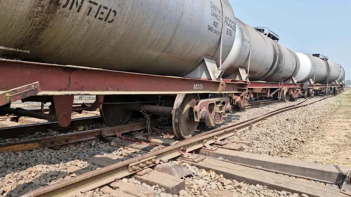 চাঁপাইনবাবগঞ্জে তেলবাহী চারটি ওয়াগন লাইনচ্যুত, রেল চলাচল বন্ধ