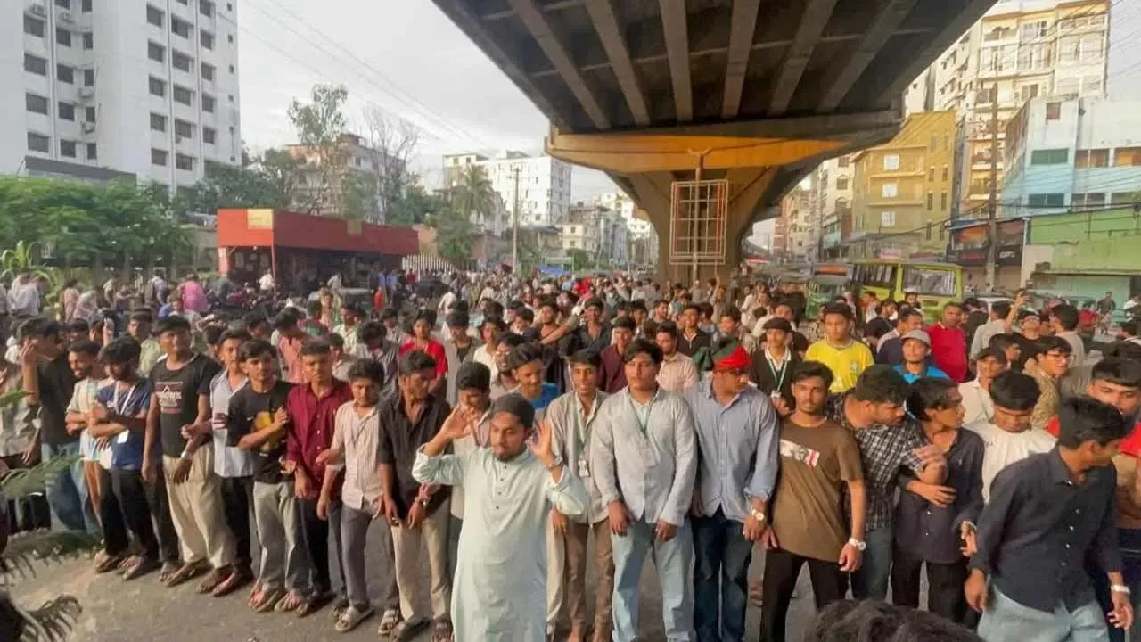 চট্টগ্রামে শিক্ষামন্ত্রীর গায়েবানা জানাজা পড়ল শিক্ষার্থীরা