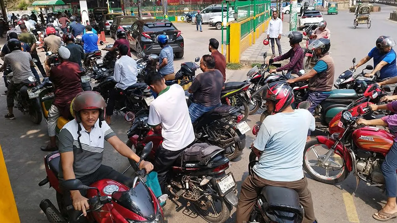 জ্বালানি সংকটের আশঙ্কায় চট্টগ্রামের ফিলিং স্টেশনে দীর্ঘ লাইন