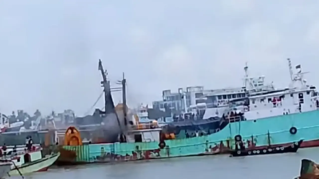কর্ণফুলী নদীতে ফিশিং ট্রলারে বিস্ফোরণে দগ্ধ ৬