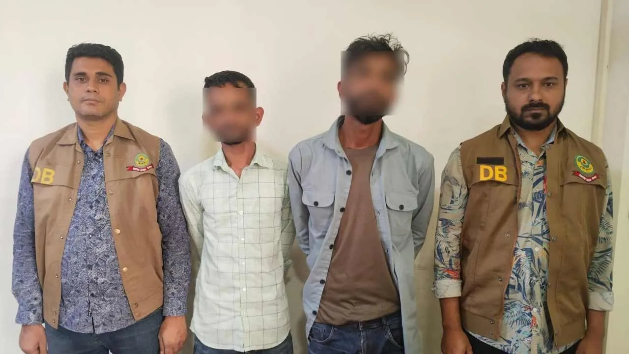 চট্টগ্রামে শীর্ষ সন্ত্রাসী বুইশ্যার ভাইসহ ছিনতাইকারী গ্রেপ্তার