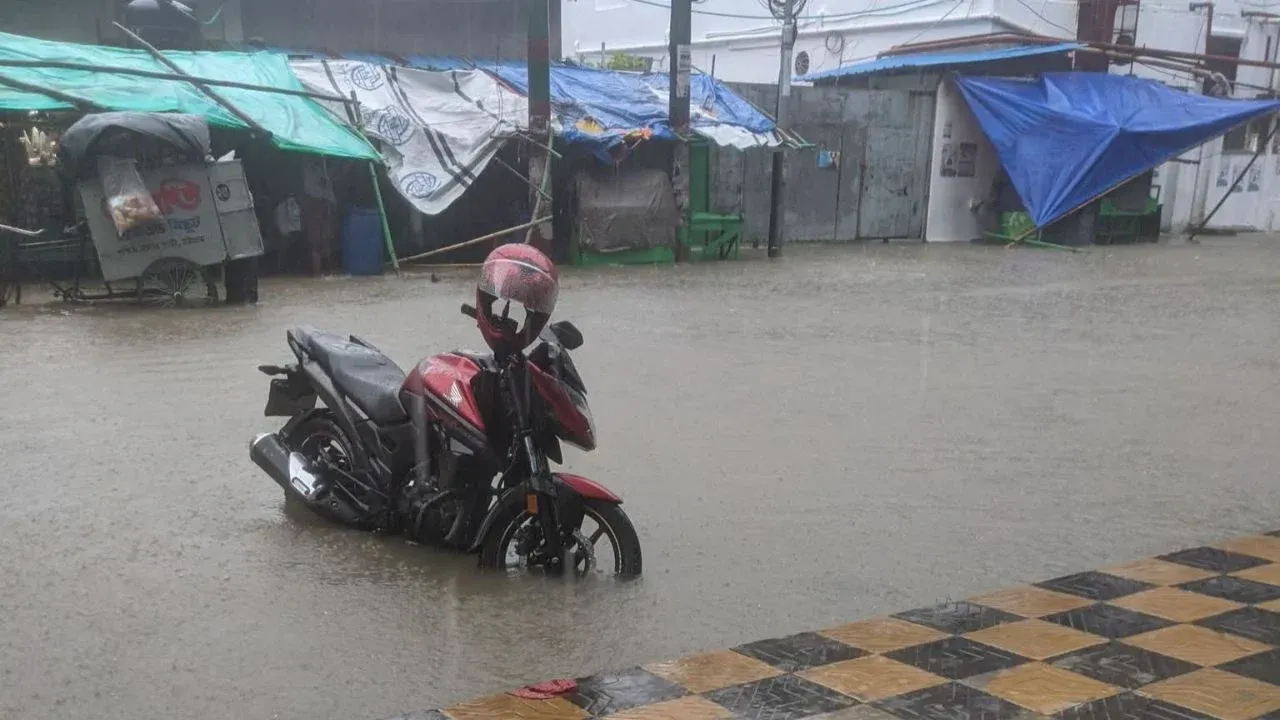 টানা বৃষ্টিতে চট্টগ্রাম নগরজুড়ে জলাবদ্ধতা, বাসাবাড়িতে পানি