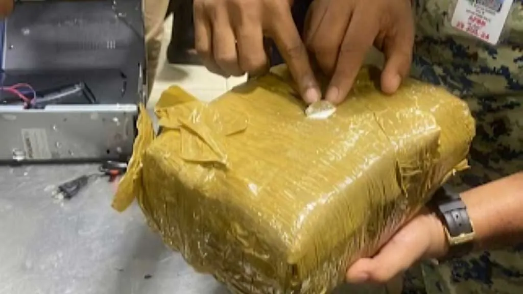 শাহ আমানত বিমানবন্দরে চার কেজি কোকেন সহ বিদেশি নারী আটক