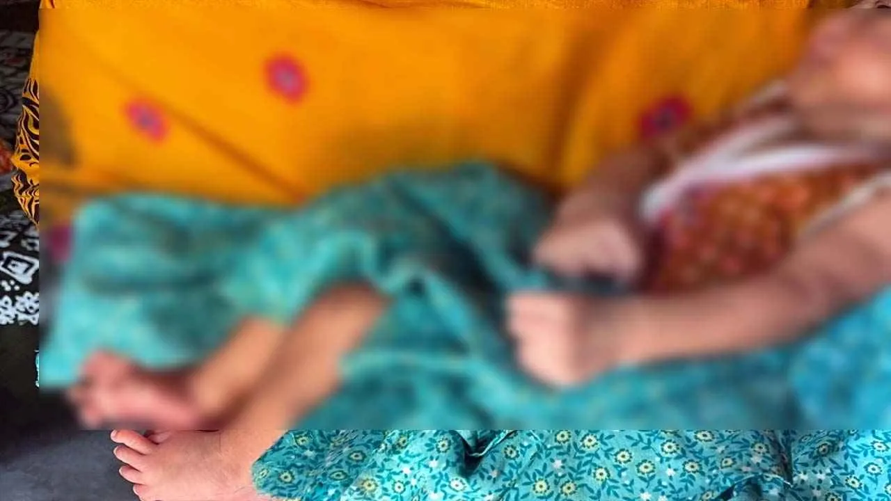 হাত-পায়ে ২৮ আঙুল, শিশুকে দেখতে বাড়িতে ভিড়