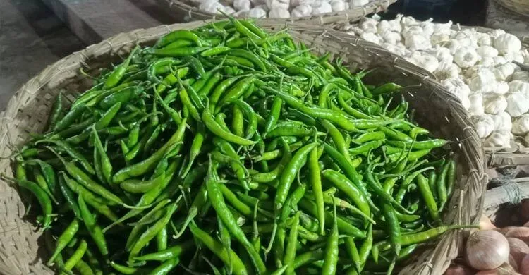 লাগামহীন বাজারে ৪০০ ছুঁই ছুঁই কাঁচামরিচ