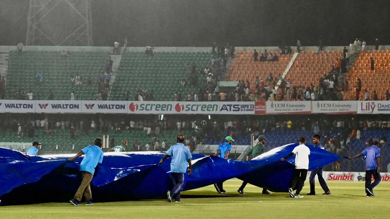 বৃষ্টিতে খেলা বন্ধ