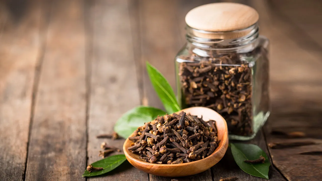শীতে লবঙ্গ খাবেন যে কারণে