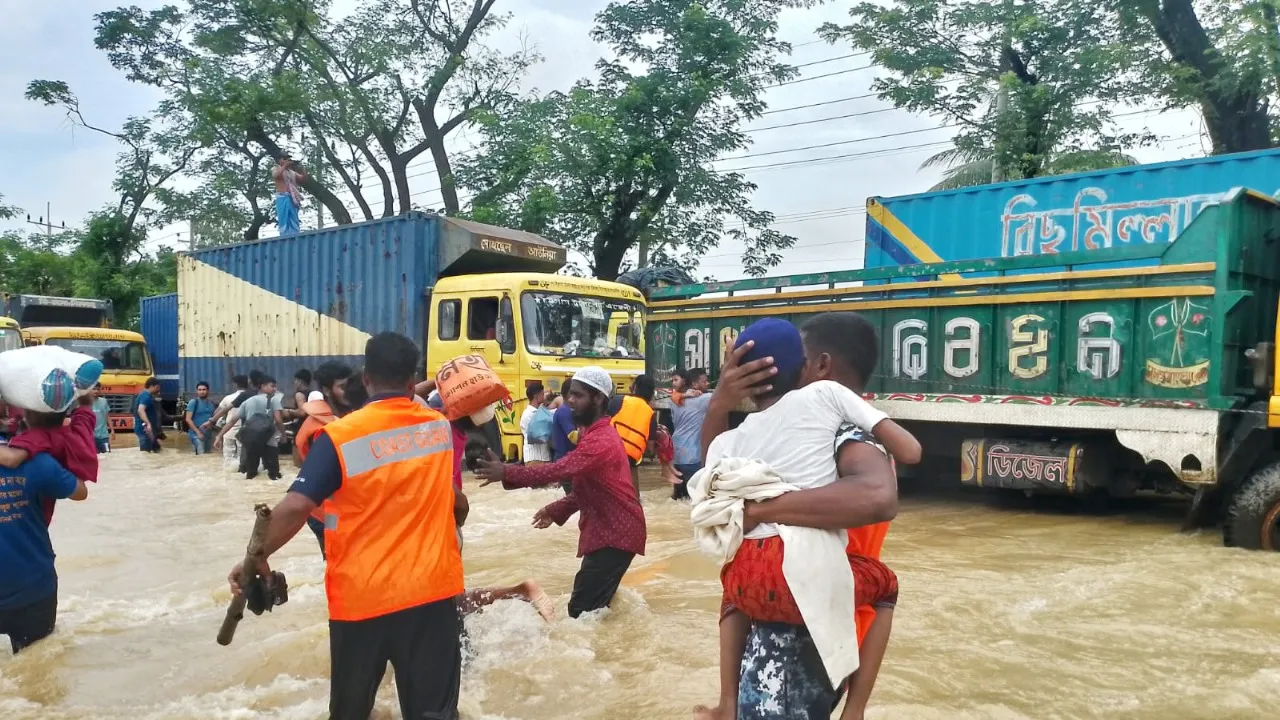 ফেনীতে বন্যার্তদের উদ্ধার, খাদ্য ও চিকিৎসা সহায়তায় কোস্ট গার্ড