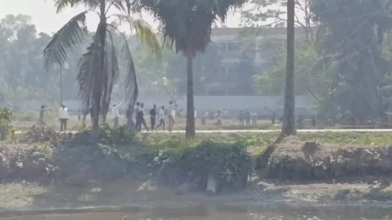 চৌদ্দগ্রামে ভোটকেন্দ্রের সামনে ৭টি ককটেল বিস্ফোরণ