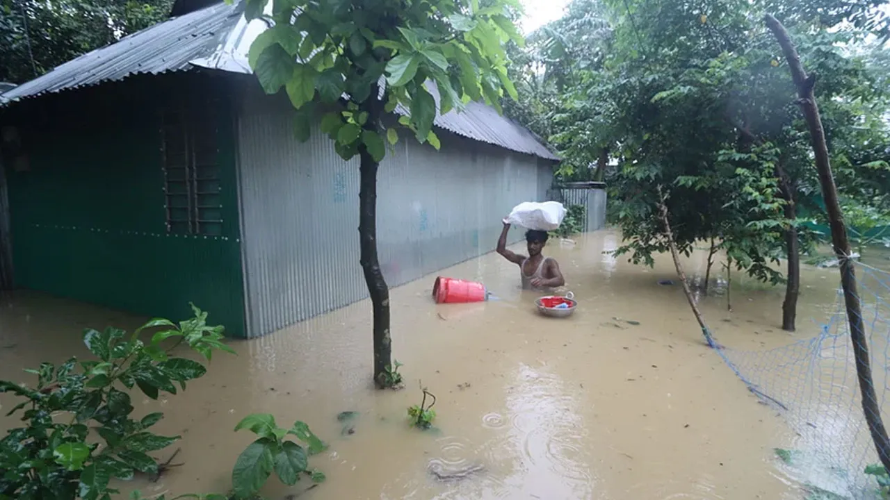 বন্যায় মৃতের সংখ্যা বেড়ে ৫৪