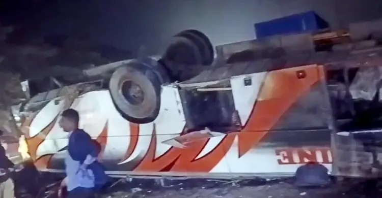 কুমিল্লায় বাস উল্টে মাইক্রোবাসে ধাক্কা, নিহত ২