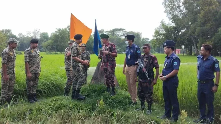 আটক দুই পুলিশ সদস্যকে বিজিবির কাছে হস্তান্তর বিএসএফের