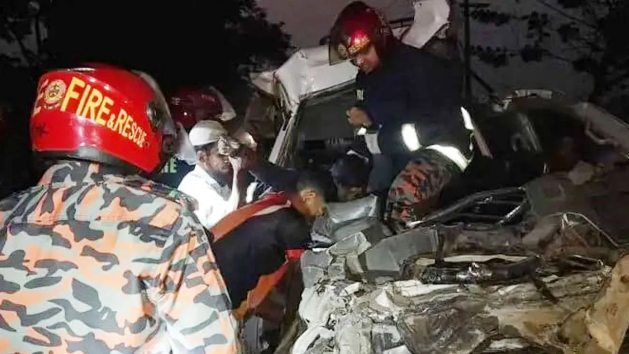 নিয়ন্ত্রণ হারিয়ে সামনের গাড়িতে ধাক্কা, মাইক্রোবাসের চালকসহ নিহত ২