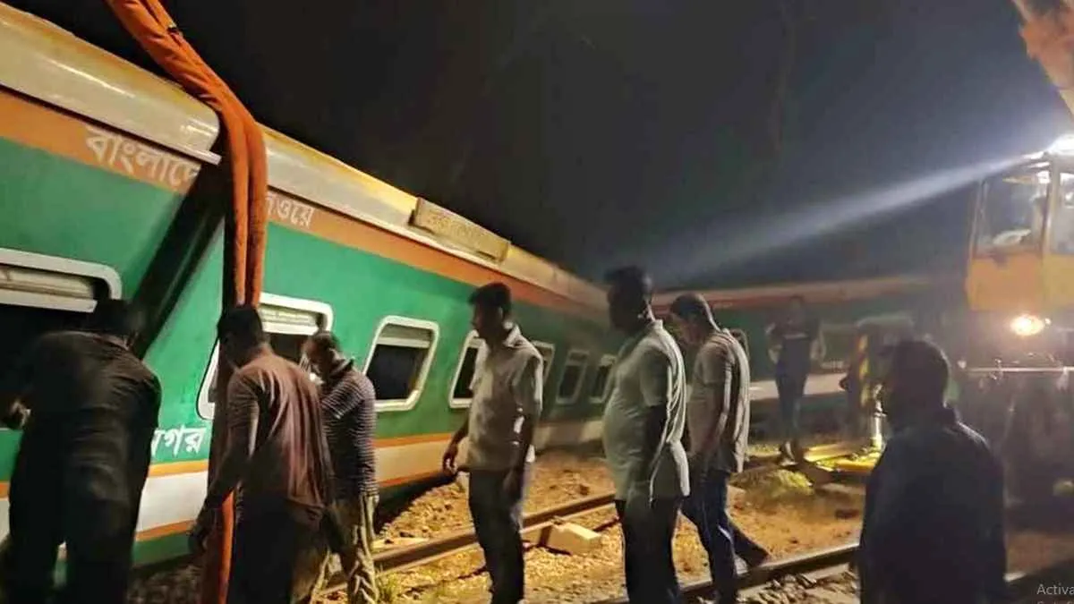 বিজয় এক্সপ্রেস লাইনচ্যুত: আপ লাইনে চারদিনেও শুরু হয়নি ট্রেন চলাচল