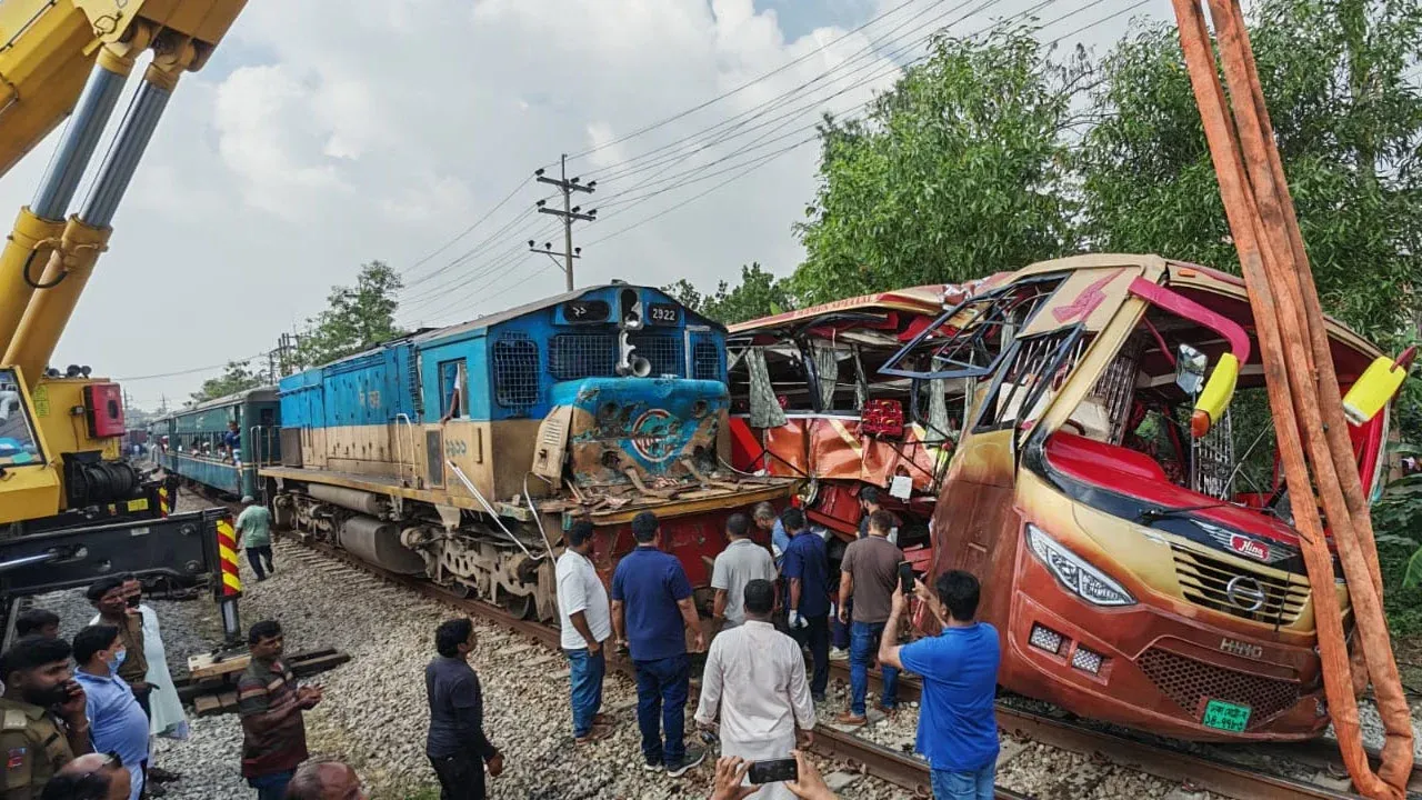 ট্রেন-বাসের সংঘর্ষের ২৪ ঘণ্টা পার হলেও ধরাছোঁয়ার বাইরে দুই গেটম্যান