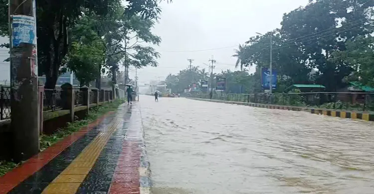 ভারী বৃষ্টিতে কক্সবাজারের নিম্নাঞ্চল প্লাবিত, পাহাড়ধসে নিহত ২