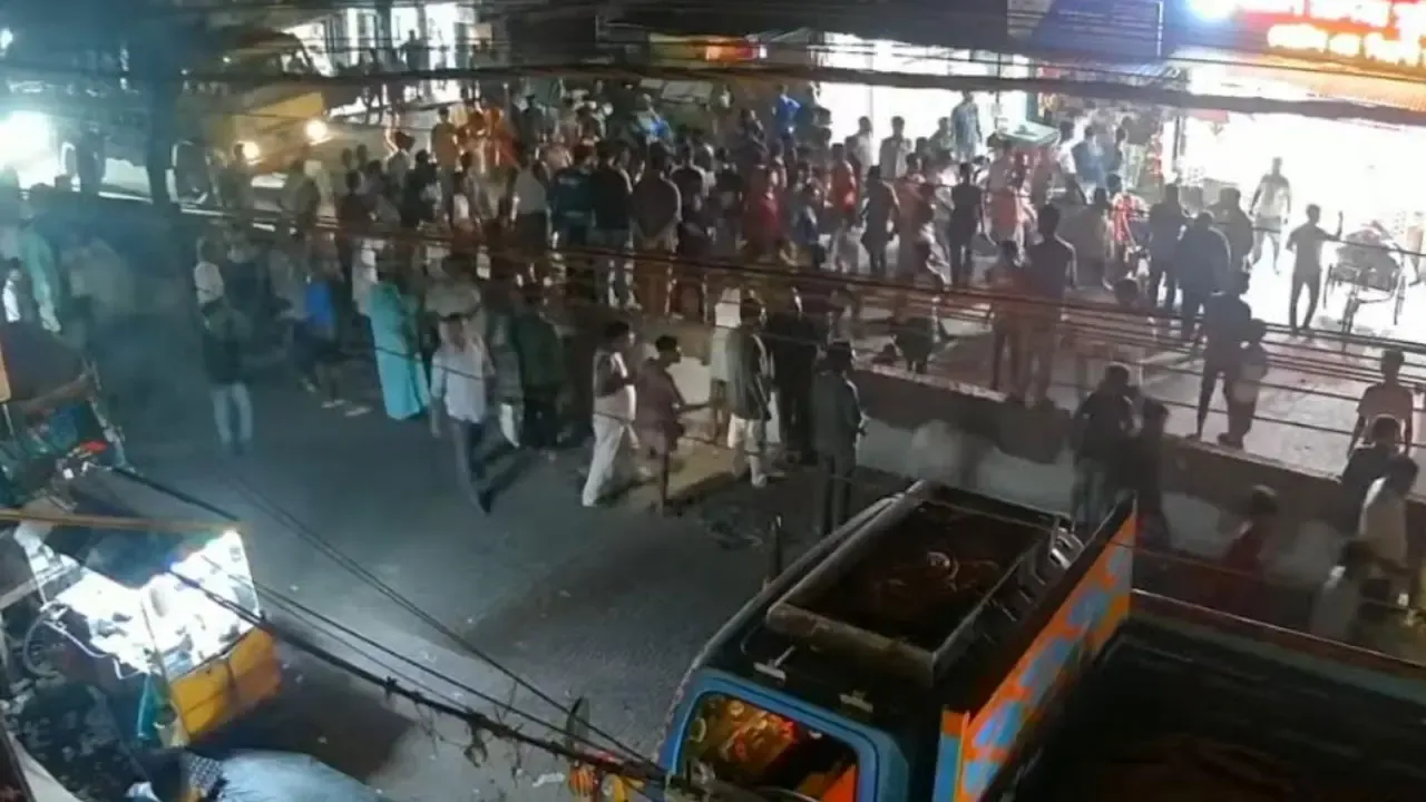 মহাসড়কে বেপরোয়ায় শ্রমিক নিহত, দুমড়েমুচড়ে গেল চার যানবাহন