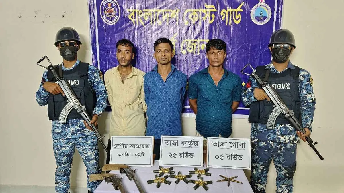 দেশীয় অস্ত্রসহ কক্সবাজারে তিন সন্ত্রাসী আটক