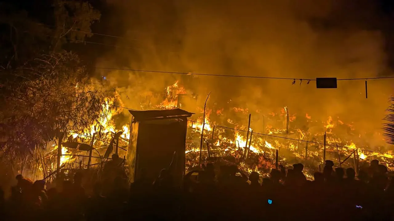 রোহিঙ্গা ক্যাম্পে ভয়াবহ আগুন, শিশুর মৃত্যু