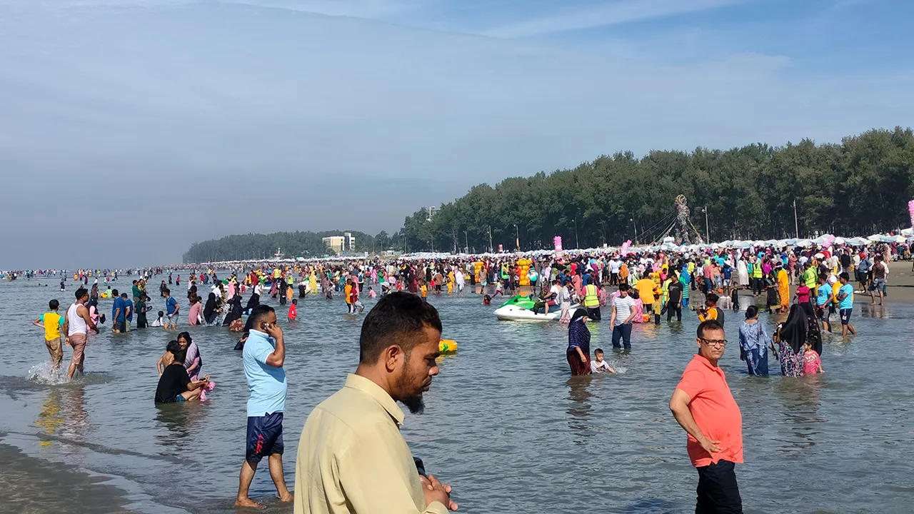 কক্সবাজারে হোটেলে খালি নেই রুম, ব্যাগ নিয়ে সৈকতে পর্যটকরা