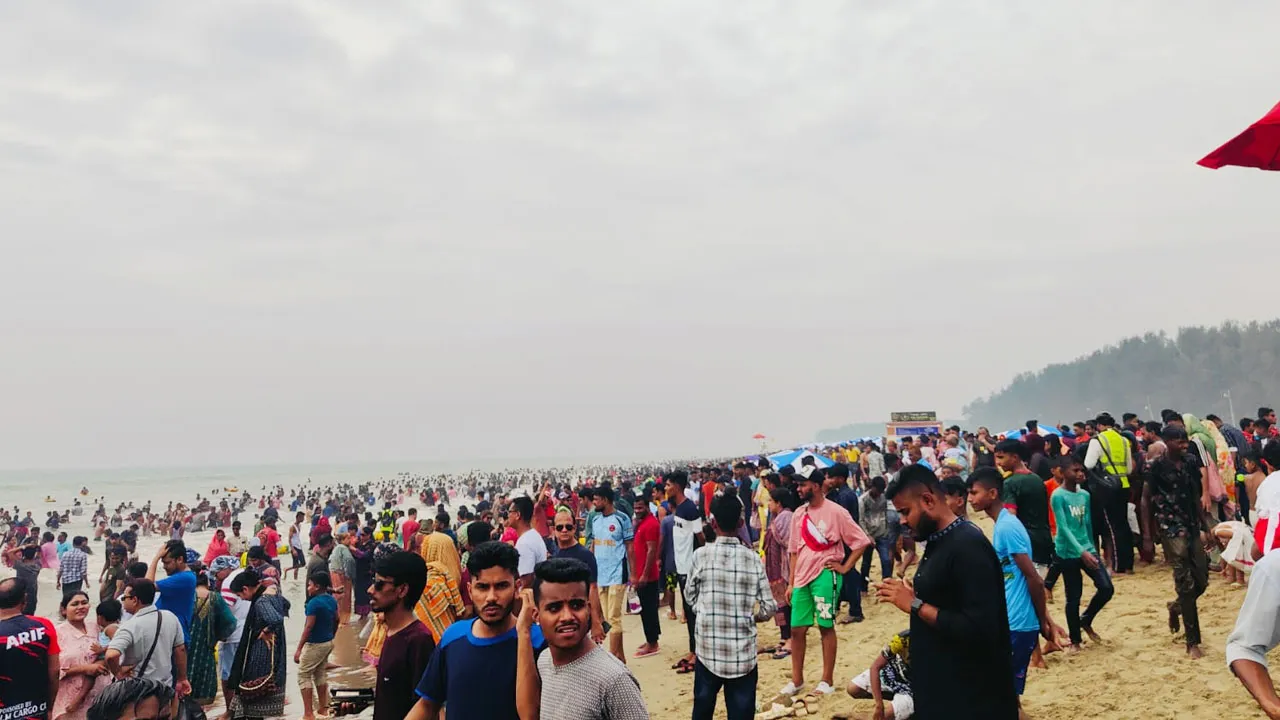 ঈদের দ্বিতীয় দিনে কক্সবাজারে পর্যটকের ঢল