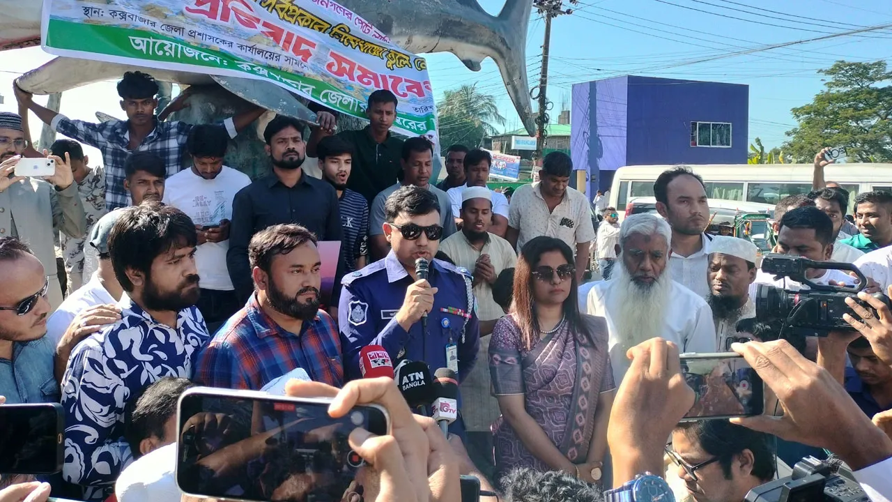 সাড়ে ৩ ঘণ্টা ধরে সড়ক অবরোধ, কক্সবাজার শহর অচল